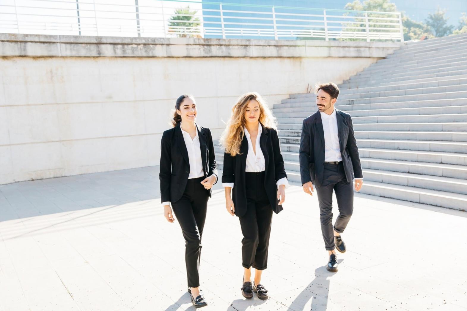 Studenti pracující na společném finančním projektu
